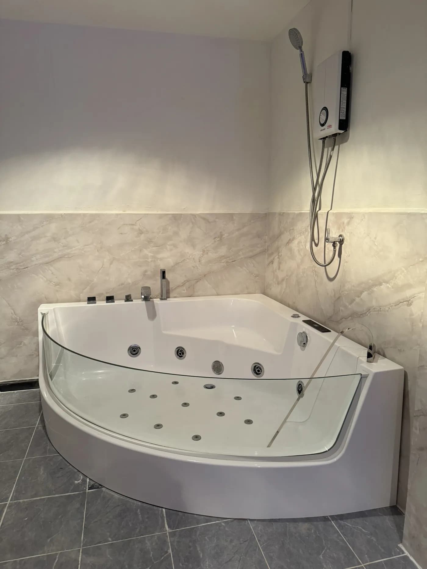 VIP Jacuzzi Suite — luxury nuru massage suite in Bangkok
